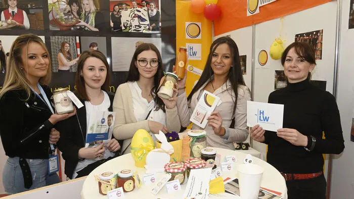 Die höhere Lehranstalt für wirtschaftliche Berufe (HLW) ist auch mit einem Info-Stand vertreten.