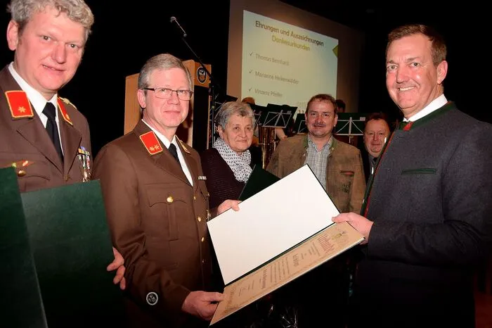 Unter den Gästen sah man auch Pfarrer Robert Strohmaier, Bezirkshauptmann Manfred Walch, die Nachbarbürgermeister Gerhard Rohrer (St. Veit i. d. Südstmk.), Martin Wratschko (Ehrenhausen) und Werner Grassl (Murfeld), Kasernenkommandant Shahim Bakhsh, Herbert Karner, Bezirkspolizeikommandant von Südoststeiermark, sowie PI-Kommandant Alfred Lampel. – Den musikalischen Rahmen besorgte die Marktmusikkapelle.  