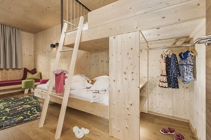 Das Alpina Zillertal ist ein Kinderhotel, wie es im Buche steht: Tochter Karla (sie ist 7) rennt die Treppen der Baumhaus-Suite auf und ab und testet die Matratze auf ihre Hüpfbarkeit.
