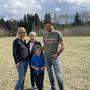 Eva und Harald Url mit Sohn Samuel und Nachbarin Gudrun Kletzmayr auf dem Grundstück, das bebaut werden soll