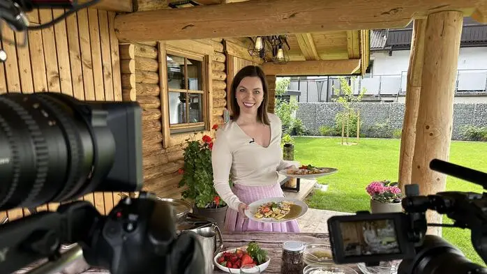 Für ServusTV zeigt Clara Ploder regelmäßig die schönsten Seiten Österreichs einem großen TV-Publikum