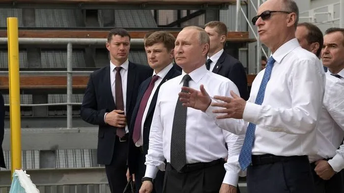 Nikolaj Patruschew (70) ist der Chef des Sicherheitsrats und zählt zu den engsten Vertrauten Wladimir Putins. Ihn verbindet mit Putin die gemeinsame KGB-Zeit und eine sehr ähnliche ideologische, vielleicht sogar noch radikalere Einstellung. Nikolaj Patruschew wird als "Falke der Falken" bezeichnet. Er vertritt die Ansicht, dass der Westen die gezielte Absicht habe, Russland zu zerstören.
