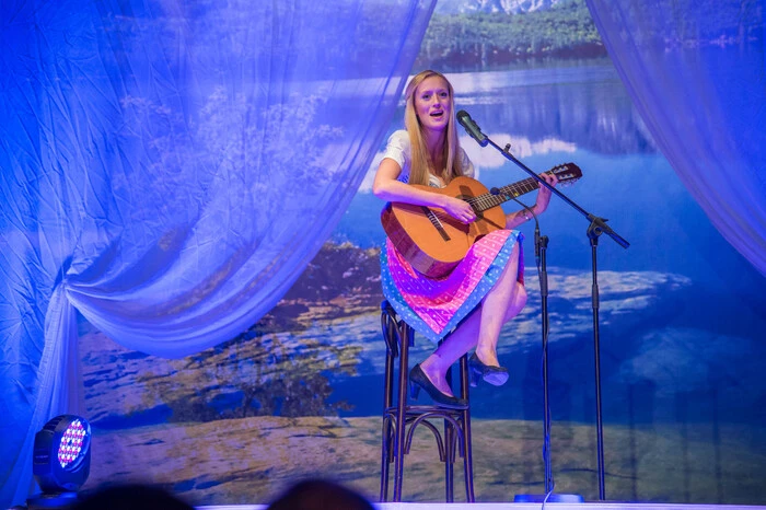 Mit Startnummer 1 geht Christina Vlachinsky (20, St. Pöllten) ins Rennen. Sie singt eine umgetextete Version von "Muss i denn zum Städtele hinaus" und begleitet sich selbst an der Gitarre.