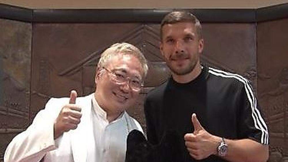 Lukas Podolski (rechts) mit Katsuya Takasu