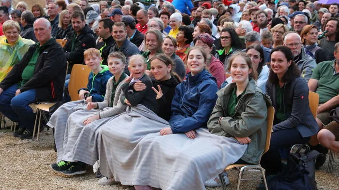 "Fulminant, sehenswert und beeindruckend", waren die Reaktionen auf eine Premiere im Tieber-Steinbruch in Leoben-Leitendorf, wo Freitagabend die Bergkapelle Seegraben und das Universitätsblasorchester unter der Leitung von Gloria Ammerer Höhepunkte der Filmmusik zum Klingen brachten.
