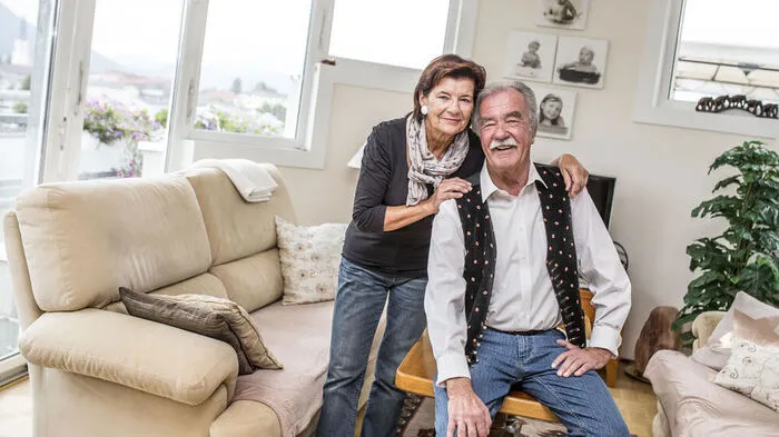 Reinhard Sereinig mit seiner Gattin Ehrentraud im Wohnzimmer. „Wir fühlen uns sehr wohl hier“, sagen beide