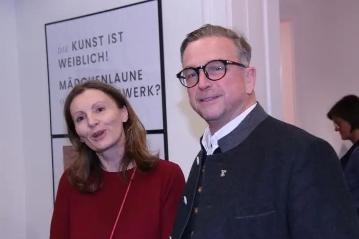 Als Rahmenprogramm zu dieser Schau lud Kunsthausleiterin Ulrike Janach Kinder und Jugendliche im Alter von acht bis 18 Jahren ein, im Rahmen des Wettbewerbes „Mein Frauenbild“ ihr Frauenbild zu porträtieren.