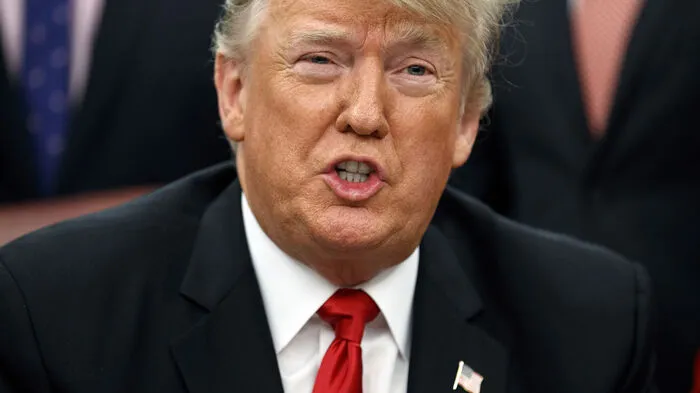 "Jeder weiß, dass eine Mauer perfekt funktionieren würde. Die Demokraten lassen es nur nicht zu, weil sie Donald Trump und den Republikaner keinen Sieg gönnen." Tweet vom 27. Dezember 2018