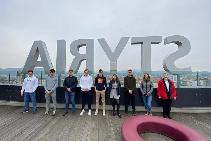 Im März besuchte das Redakteursteam das Styria Media Center in Graz. Am Bild: Andreas Sprung, Jonathan Jauk, Benedikt Stummer, Leon Steinbauer, Paul Thurner-Seebacher, Maria Gruber, Lion Peham, Theresa Kettner und ihr Lehrer Herwig Pieslinger (v.l.n.r.)