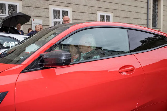 Der König Carl Gustaf höchstpersönlich saß am Steuer des roten BMWs