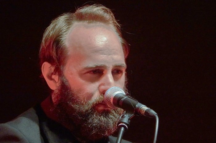 Paul Plut bot auch Lieder aus seinem Solo-Debütalbum "Lieder von Tanzen und Sterben".