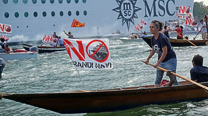 Aktivistinnen und Ativisten von "Nograndínavi" letzten Sonntag bei der Ausfahrt eines Kreuzers der MSC Cruises in der Lagune von Venedig