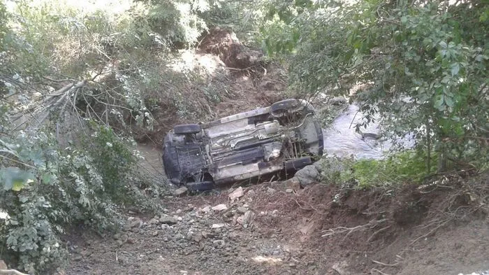 Das Auto stürzte mehrere Meter tief in das Bachbett.