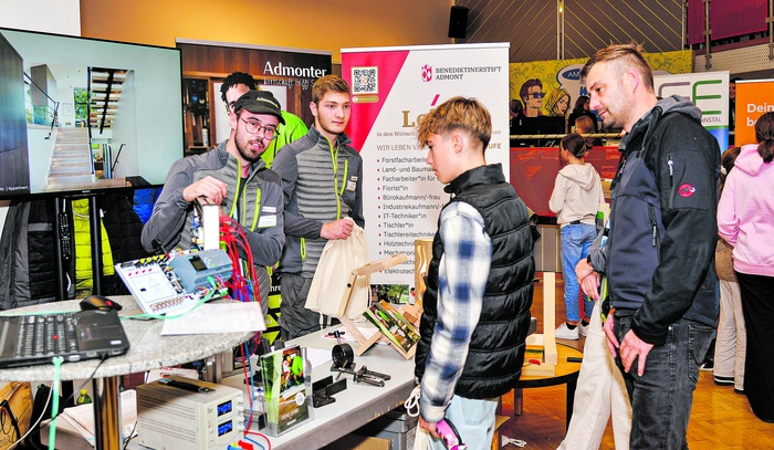 Eltern sind eine wichtige Stütze bei der Berufs- und Bildungswahl: Auf Berufs- und Informationsmessen wie der BuK.li können sich Eltern und Kinder gemeinsam über verschiedene Berufsfelder, die erforderlichen Qualifikationen und die Zukunftsaussichten informieren