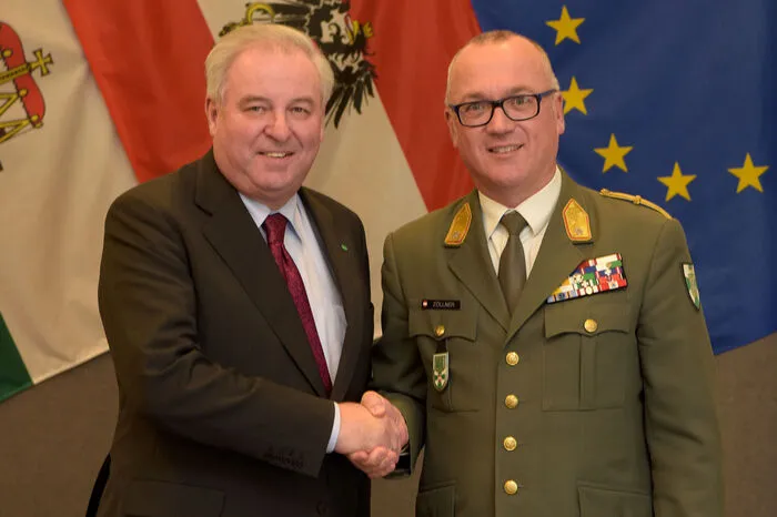 Kräftiger Händedruck: Landeshauptmann Hermann Schützenhöfer und Militärkommandant Brigadier Heinz Zöllner.