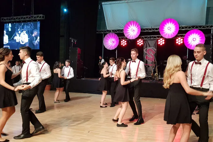 Zu den Höhepunkten der rauschenden Ballnacht zählten die gelungene Polonaise und die abwechslungsreiche Mitternachtseinlage.