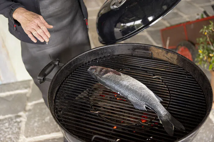 Während man beim Steak eine Innentemperatur im Grill von 230 bis 280 °C anstrebt, braucht man beim Fisch nur 160 bis 180 °C.