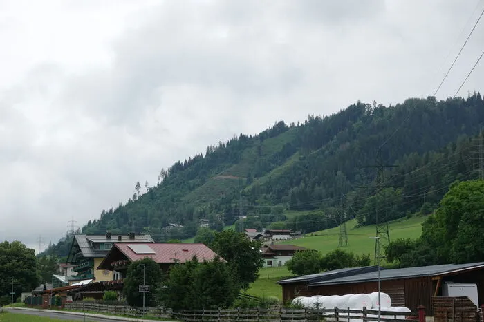 Die Hochleitung selbst verläuft über dichtes Siedlungsgebiet und an mehreren Hotels vorbei