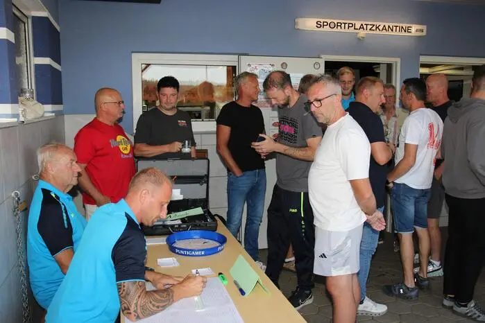 Bei Grillspezialitäten und Getränken fand das Preisschnapsen einen gemütlichen Ausklang. Unter den Gästen waren auch die Bürgermeister Erwin Dirnberger (Söding-St. Johann) und Lukas Vogl (Krottendorf-Gaisfeld).