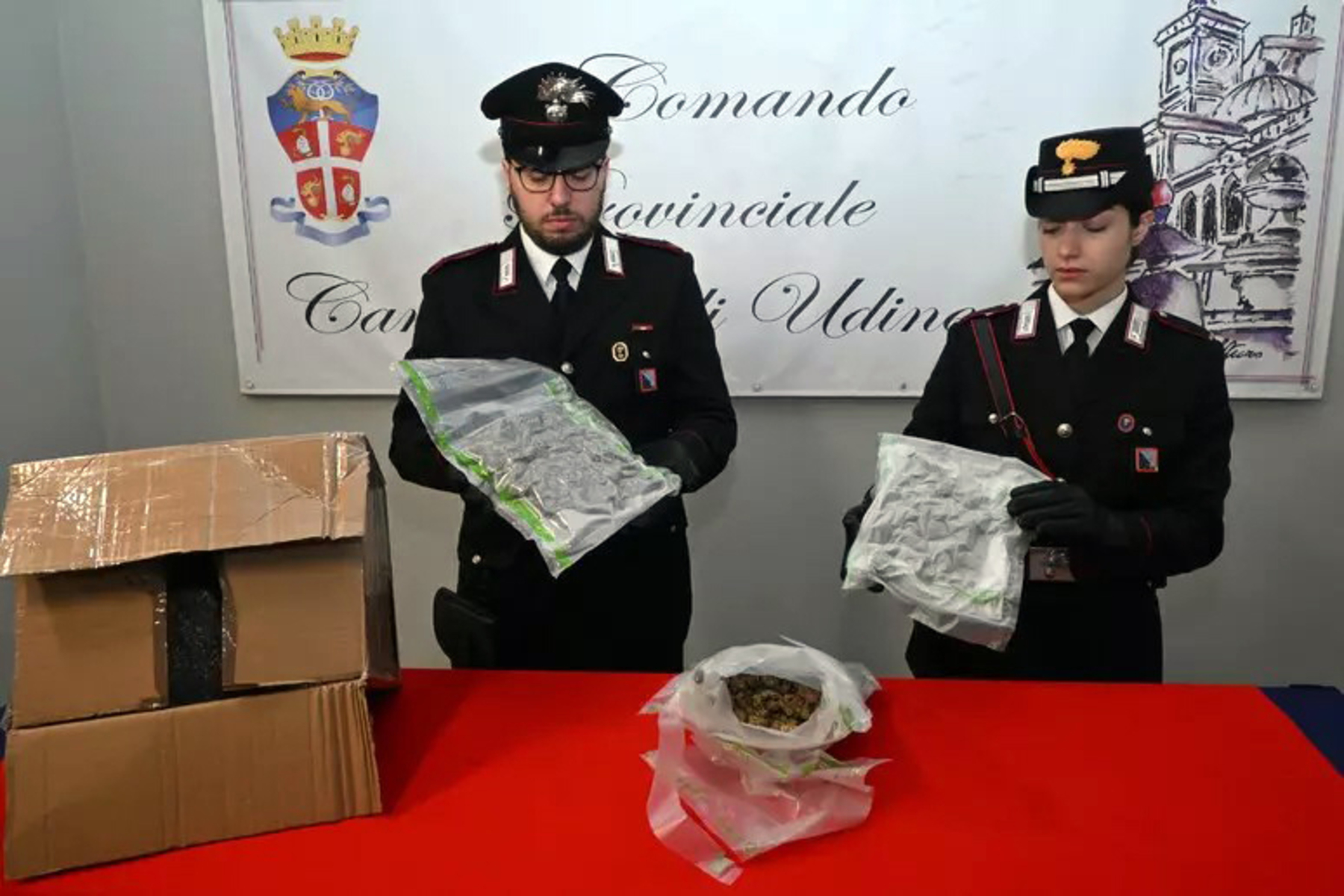 Im Internet: Italienerin bestellte Kleidung, bekam aber ein Paket mit Drogen