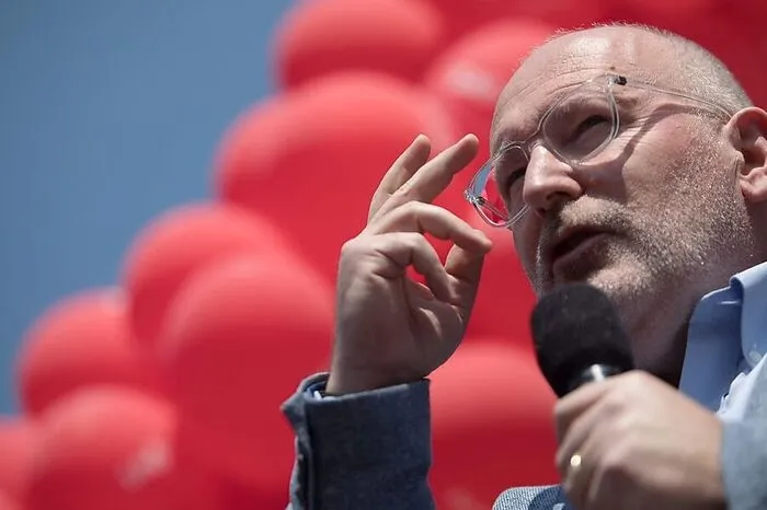 Der Sozialdemokrat Frans Timmermans (58) wollte ebenfalls selbst Kommissionschef werden. Der ehemalige niederländische Außenminister ist schon seit 2014 Erster Vizepräsident. Auch er wird "exekutiver Vizepräsident", auf Augenhöhe mit Vestager. Der Diplomat, der sieben Sprachen beherrscht, war bisher unter anderem für Rechtsstaatlichkeit zuständig. Er übernimmt die Klimapolitik und koordiniert den "Green Deal".