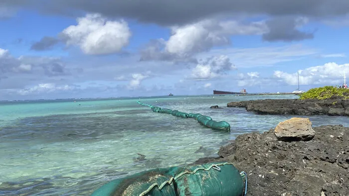 Das Schiff Wakashio ist vor dem Urlaubsparadies Mauritius auf Grund gelaufen und verliert immer mehr Öl.