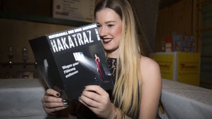 In einer rauschenden Ballnacht feierten 23 Maturantinnen und Maturanten der BHAK Hartberg ihren Maturaball unter dem Motto "Hakatraz - wegen guter Führung entlassen"