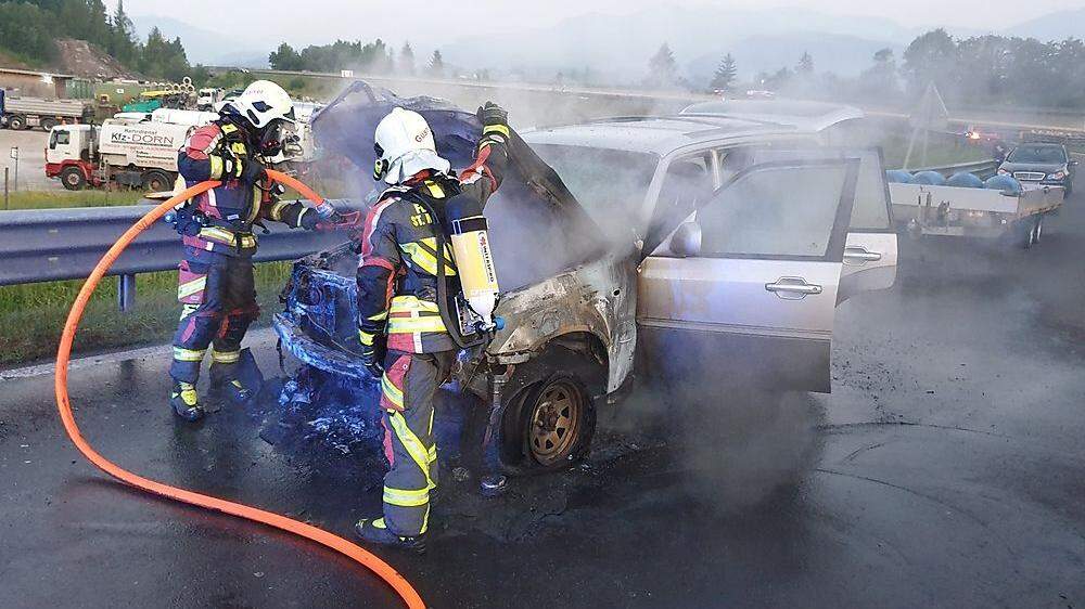 Unter Atemschutz mussten die Feuerwehrleute das brennende Auto löschen