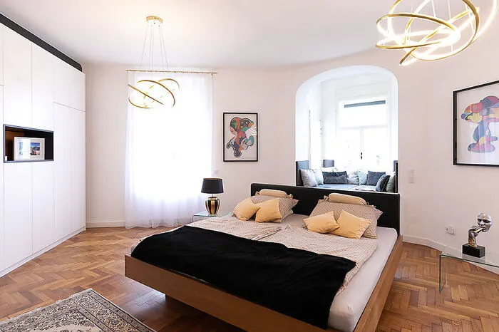 Das lichtdurchflutete Schlafzimmer begeistert: Mit 45 m2 hat es die Größe einer kleinen Stadtwohnung. Das frei stehende, 2,20 Meter breite Bett wirkt darin schon fast wieder schmal. 