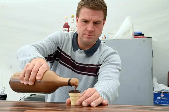 Im Trommler-Zelt von Peter Wolfbauer gibt es Schokolade zum Trinken. Der Schoko-Schnaps ist schon längst kein Geheimtipp mehr 