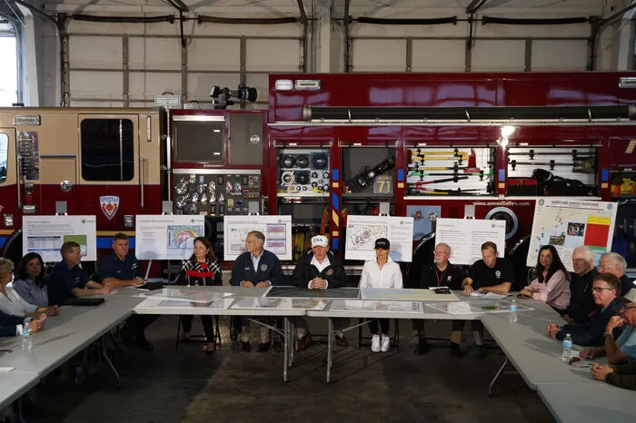 Bilder zeigen Trump bei seiner Reise nach Texas mit USA- Kappe auf dem Kopf, mit Beratern in Krisentreffen und hinter seinem Schreibtisch über Wetterkarten gebeugt. Der US- Präsident präsentiert sich angesichts "Harvey" als staatsmännischer Krisenmanager, der die Situation fest im Griff hat.