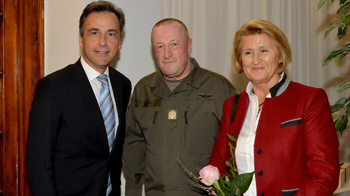 Geneneral Günter Höfler lud Wegbegleiter und Freunde in Die Belgierkaserne. Im Bild mit Lebensgefährtin Luba Makchina und Bürgermeister Siegfried Nagl.