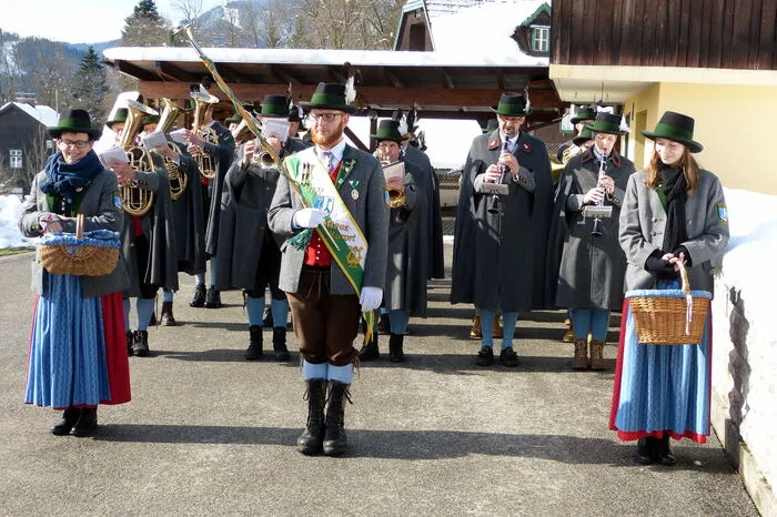 Es wurden viele Märsche zum Besten gegeben und wurde von der Bevölkerung beigestert aufgenommen.