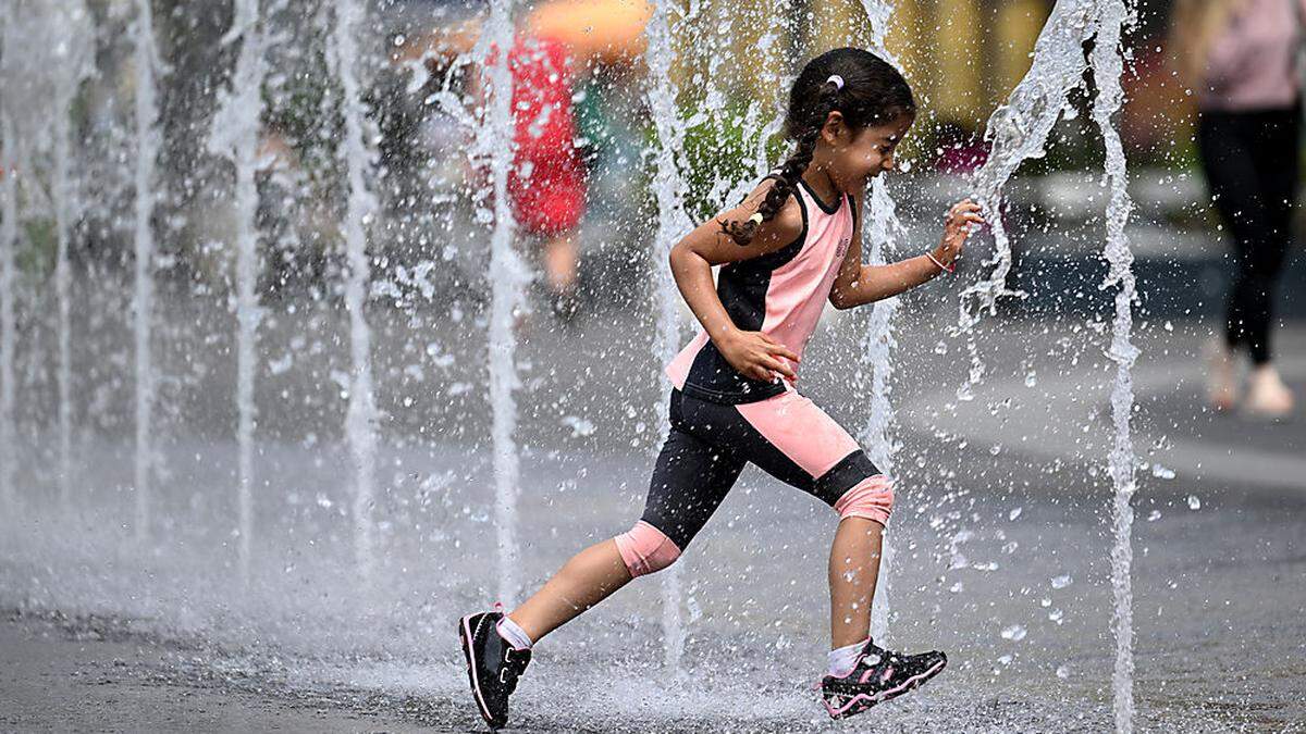 Hitze in Wien: Kinder suchen Abkühlung in Wasserspielen
