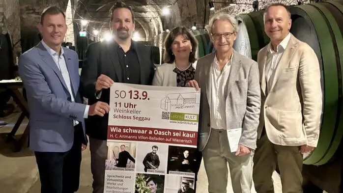 Gemeinsam in die elfte Saison (v.l.): Bürgermeister Daniel Kos, LeibnitzKULT-Obmann Gernot Kratzer, Schloss-Direktorin Andrea Kager-Schwar, der künstlerische Leiter Rafael Catalá und Sponsor Wolfgang Schrei von der Steiermärkischen Sparkasse präsentierten das Programm 2026/2027 der Seggauer Schlossmatineen
