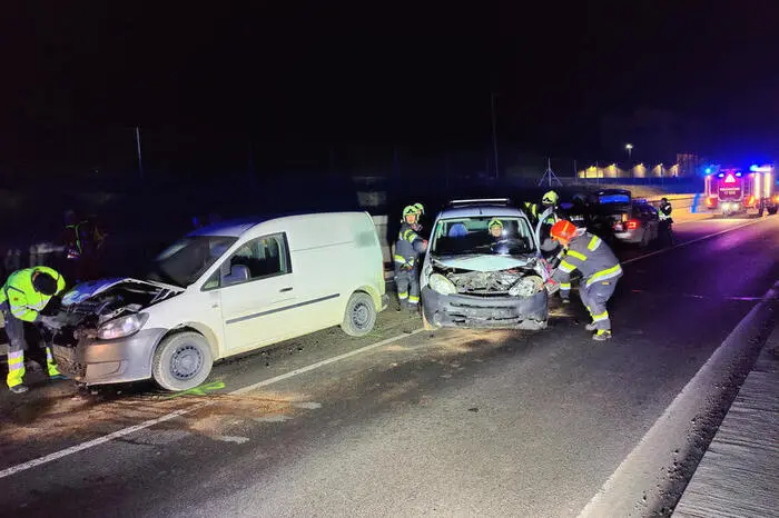 An zwei Fahrzeugen entstand Totalschaden.