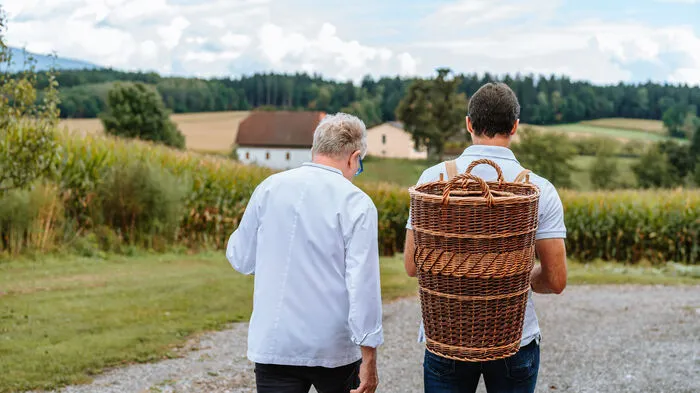 Küchenchef Stephan Vadnjal und Bauer Christian Jäger auf dem Weg zu den Artischockenfeldern.