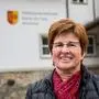 Gabriele Dörflinger vor dem Gemeindeamt in Klein St. Paul 