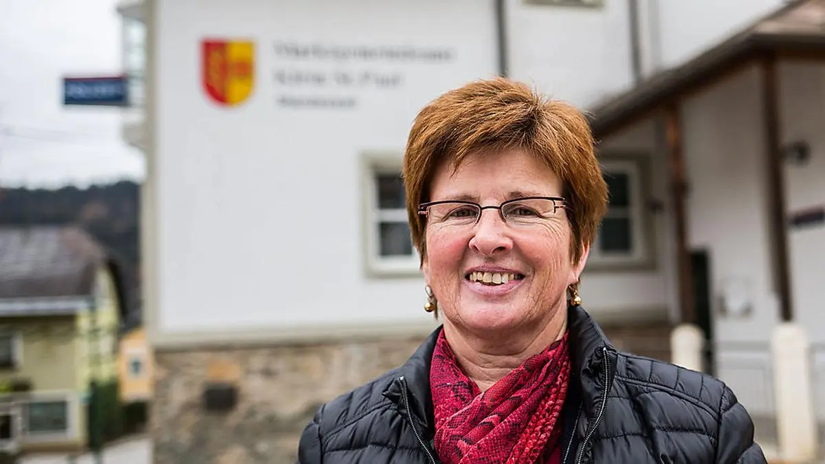 Gabriele Dörflinger vor dem Gemeindeamt in Klein St. Paul 
