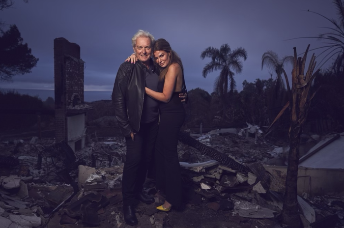 Um das Erlebte aufzuarbeiten, machte das Paar ein Fotoshooting auf den Ruinen der niedergebrannten Villa