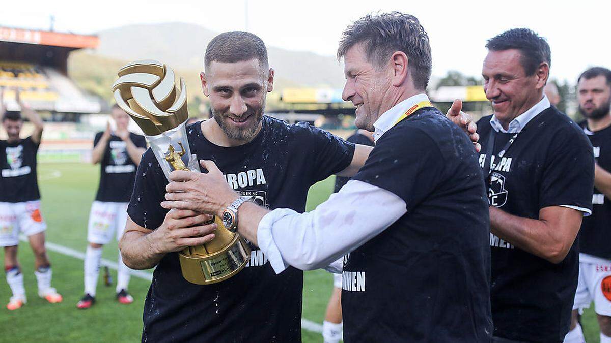 Shon Weissman mit Torjäger-Pokal und Präsident Dietmar Riegler