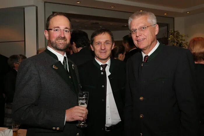 Braumeister Markus Baumann feierte mit dem neuen Barbarabier eine gelungene Premiere. Günter Leitner und Wolfgang Domian stoßen mit ihm an.
