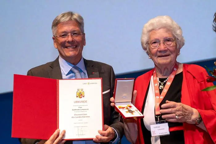 Gottfrieda Lamprecht bekam das Ehrenzeichen des Landes Kärnten verliehen