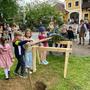 Die Kinder stellten mit dem Wipfel ihren eigenen kleinen Maibaum in Maria Lebing auf