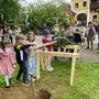 Die Kinder stellten mit dem Wipfel ihren eigenen kleinen Maibaum in Maria Lebing auf