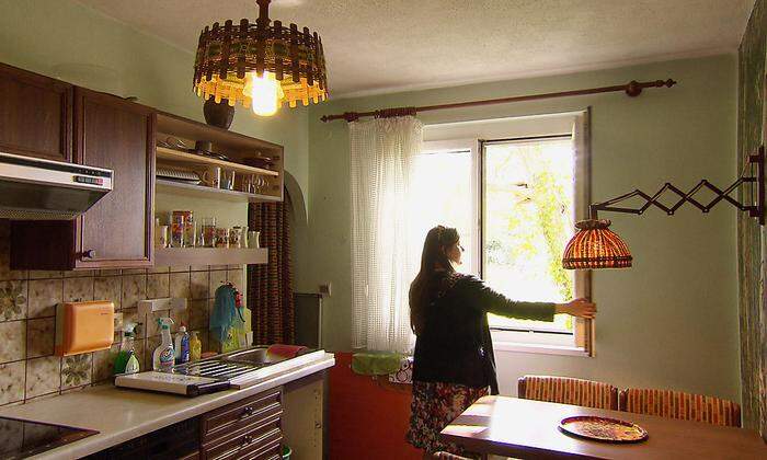 Natascha Kampusch in der Küche des Hauses, in dem Wolfgang Priklopil sie gefangen hielt