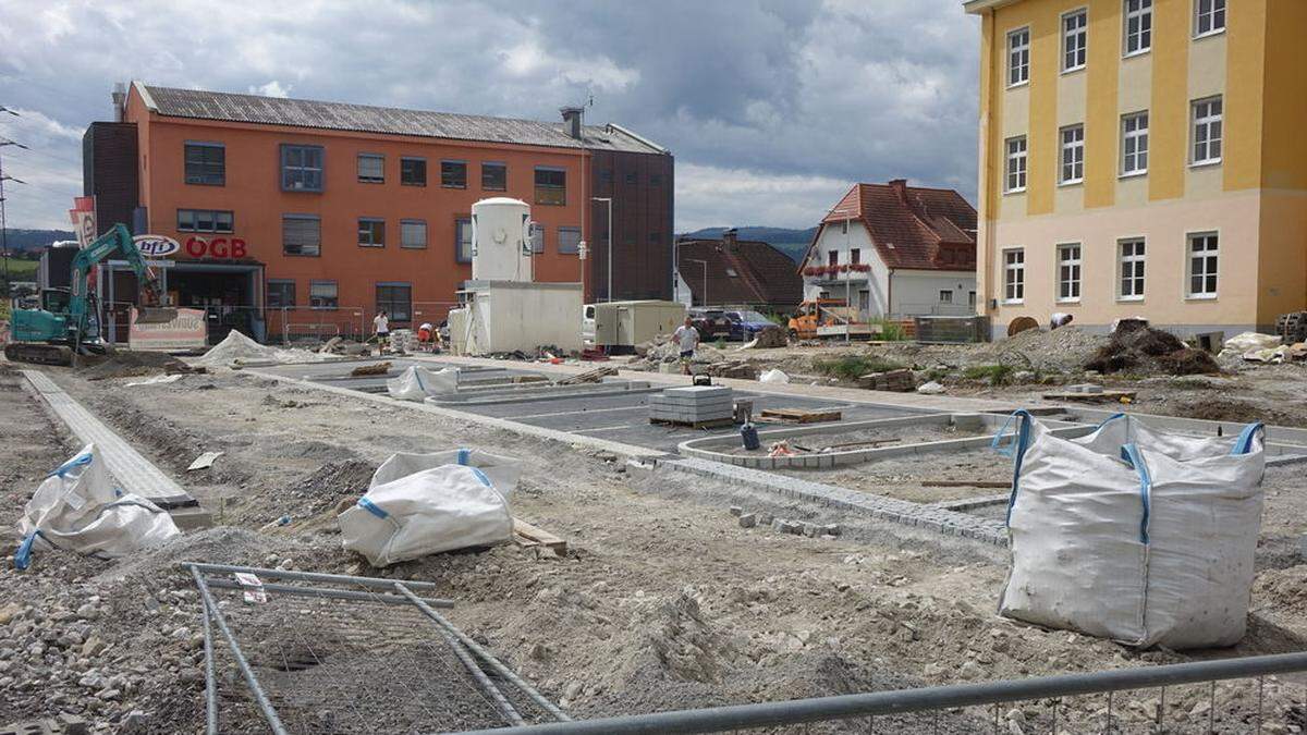 Die Baustelle neben der Volksschule ist in vollem Gange