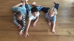 Wie Krokodile kriechen die Kinder über den Boden - und vernetzen damit Gehirnstrukturen neu