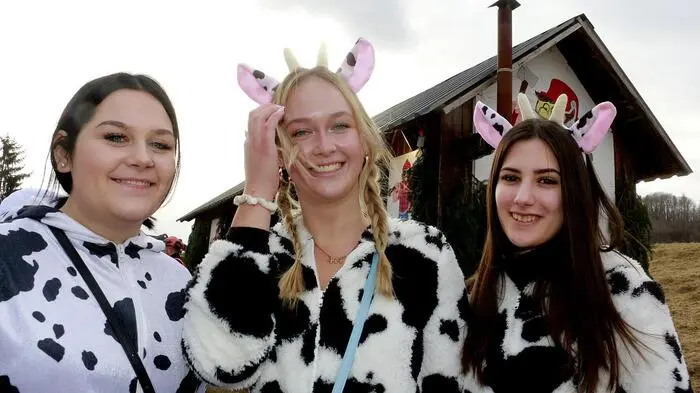 Am Faschingssamstag zogen in Jennersdorf elf Narrenwägen und zahlreiche maskierte Gruppen von der Badstraße unweit des Freizeitzentrums zur Gernot-Arena
