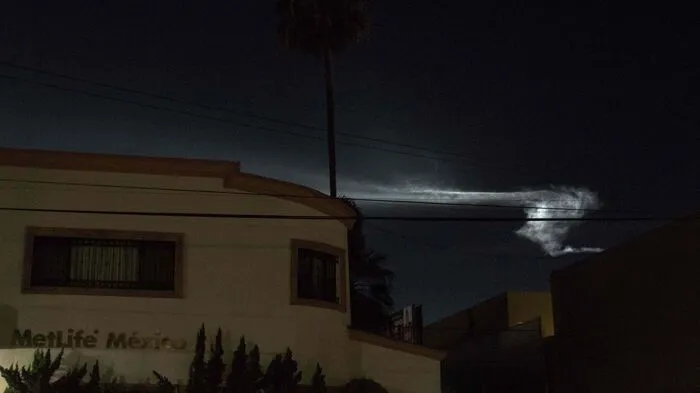 Ein mysteriöses Flugobjekt erleuchtete am Freitagabend den Himmel über Los Angeles.